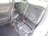 ◆チップアップ&ダイブダウン機構付【ULTR SEAT】は後席座面を左右分割で跳ね上げることができます。トランクで積載できない背の高い荷物をラクラク収納できます。ホンダ車ならではの人気装備です。