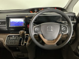 【ハンドル】運転にかかわる様々な操作を安全に行えるように視点移動が少なく操作性に配慮されたスイッチ類が凝縮されたコックピットです。