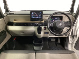 車内は光触媒抗菌消臭施工済です。スタイリッシュなデザインで暖かみのあるインパネ周りを演出します。グローブボックスやカップホルダーのほかにトレーなどたくさんの収納スペースが装備されています。