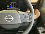 ナビの音量など車両情報を手元で操作できるハンドルスイッチ付き。