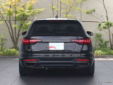 リヤは一番良く見られていると言われています。後続車からはこのように見られています。息を飲むような独特の重厚感のあるグラマラスなリヤデザイン。後ろからの強い視線を感じます。
