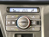 【オートエアコン】一度お好みの温度に設定すれば、車内の温度を検知し風量や温度を自動で調整。暑い&hellip;寒い&hellip;と何度もスイッチ操作をする必要はありません。快適な車内空間には必須の機能ですね♪