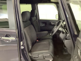 【ベンチシート】運転席と助手席の移動もスムーズ!狭い駐車場での乗り降りや、お子様の乗り降りにも便利です。座席の間にコンソールボックスやドリンクホルダーがないため、車内空間が広く感じます。