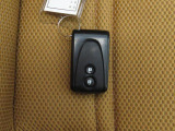 電子キーをポケットやカバンに入れているだけで、ドアの開錠・施錠が行えます。荷物を抱えていてもラクラク開閉です。エンジン始動も行えます。