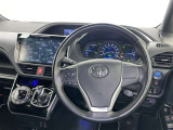 運転席まわりです。 各操作スイッチは使いやすい位置に配置されてます。