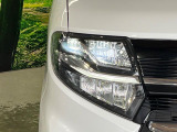 【LEDヘッドライト】悪天候や夜間走行時も良好な視界を確保し安心して運転できる高輝度LEDヘッドライトを装備!点灯速度が早く、消費電力も抑えられています。