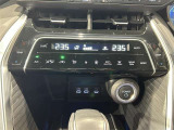左右独立温度コントロールフルオートエアコンです。運転席、助手席それぞれで独立して温度設定ができます。