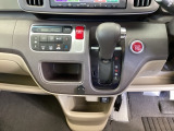 足元スッキリ、インパネシフトです。パーキングブレーキはフットブレーキタイプなので、運転席と助手席の間がスッキリしています。