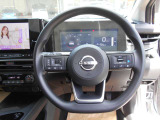 ステアリングハンドルです。オーディオコントロールスイッチが付いて運転中でも手元でオーディオの操作が出来て便利ですよ。