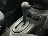 前後の動きだけで簡単に操作できる先進的なデザインの電制シフト。扱いやすく、手に馴染みやすい設計となっています。