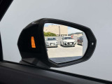 ●アウディサイドアシスト『後方の死角を並走する車両を検知しドアミラーの内側のLEDが点灯。ドライバーに注意を促し事故を未然に防ぐシステムです。』