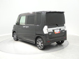 【大きな窓ガラス】後方確認もしやすく、バック駐車が苦手な方にもおすすめの形状です。