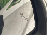 【ブラインドスポットモニター】走行中、ドアミラーの死角になりやすい箇所に後続車が接近するとサイドミラーのレンズに警告を表示!ドライバーに注意喚起をしてくれます。