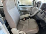 運転席の足元は広々としており、座席は大きく前後にスライド出来るので自分に合ったポジションで運転する事が出来ます。アクセルやブレーキにクセもなくとても運転のしやすい車両です。