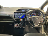 運転席周りのレイアウトをご覧ください。ナビゲーションが綺麗に装着されすっきり収まってますね!