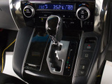 シフト周りです。スッキリとしつつも高級感や操作性を損なわない作りとなっております。