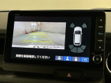 リバースギアに入れるだけで後方の表示へ切り替わります。夜間や雨の日の駐車も楽になりますよ。