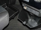 便利な収納ポケット、小物入れを各所に配置しています。