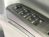 【電動格納ミラー】サイドミラーは電動格納式となっており、狭い駐車場でもキズがつくリスクを抑えられます。