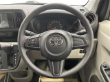快適な操作性の運転席、ハンドルも綺麗に清掃済みです!もちろん安全を守るエアバッグも装備しているので安心してお乗りいただけます(^^)