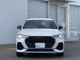 象徴的なシングルフレームグリルとフォーリングス。AudiのDNAと最先端の技術が融合した鋭いLEDの眼光は、一目でそれと分かる知性と、洗練された品格に満ちた佇まいをフロントに宿しています。