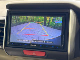 【バックカメラ】駐車時に後方がリアルタイム映像で確認できます。大型商業施設や立体駐車場での駐車時や、夜間のバック時に大活躍!運転スキルに関わらず、今や必須となった装備のひとつです!
