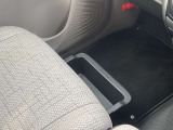 助手席シートの下に、便利な前後スライド式のアンダーボックスを装備。運転用の替え靴や、車内に常備したいこども用品、着がえた服などを収納できます