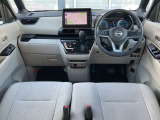 運転席まわりは機能的にまとまっています。足元が広々のインパネATです♪