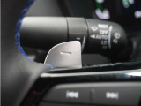 ◆減速セレクター装備◆ステアリングホイールの左右に取り付けられた2つのパドルスイッチで減速の強さを調整。 左側の「-」を操作すると減速を強く、右側の「+」を操作すると減速を弱くすることができます。