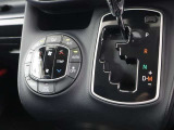 運転席側、助手席側それぞれで温度設定可能な「左右独立温度コントロール機能」付き【オートエアコン】です♪