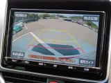 バックモニター付きでガイドラインがモニターに表示され、車庫入れや縦列駐車などの際に役立ちます!