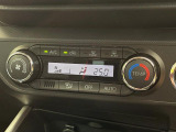 【オートエアコン】一度お好みの温度に設定すれば、車内の温度を検知し風量や温度を自動で調整。暑い&hellip;寒い&hellip;と何度もスイッチ操作をする必要はありません。快適な車内空間には必須の機能ですね♪
