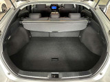 トランク収納スペースをご確認ください。荷物の積み下ろしがしやすい広さを確保しており、日常使いからレジャーまで幅広く活用できます。