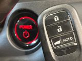 【Hondaスマートキー】カバンやポケットに入れたままでもドアの施錠・解錠が可能なスマートキーを装備。エンジンのオン・オフ時もカギを取り出す必要が無いからとっても便利です♪