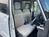運転席もゆったりとお座り頂けます。