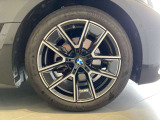 BMWの純正アロイホイールは軽量かつ強度にも優れているホイールで走行性能を引き上げる設計になっております。足元にもBMWは妥協がなくこだわっている個所になります。