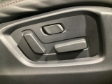 運転席にはパワーシートを装備!シート位置を記憶するメモリー機能付きなのでご夫婦で2名分セットすると便利です♪