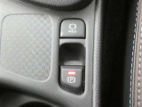 【ブレーキホールド】・・・「HOLD」スイッチを押し、システムONの状態にしておくことで、渋滞や信号待ちなどでブレーキを踏んで停車した時にブレーキを保持。 アクセルを踏むと解除されます。