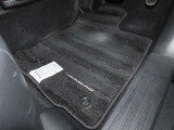 内装工程では、中古車を気持ちよくお乗りいただけるよう清掃しています。ニオイの元となるフロアカーペットまで洗浄・消臭済み?