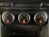 空調スイッチ類は最近流行のタッチパネル式ではなく、運転中でも直感的に操作できるダイヤル式を採用しております。