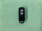 スマートキーを装備しています。鍵を差し込むことなくドアロックの開け閉めと、スタートボタン操作でのエンジンスタートができます。