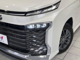 【LEDヘッドライト】悪天候や夜間走行時も良好な視界を確保し安心して運転できる高輝度LEDヘッドライトを装備!点灯速度が早く、消費電力も抑えられています。
