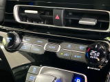 【オートエアコン】一度お好みの温度に設定すれば、車内の温度を検知し風量や温度を自動で調整。暑い&hellip;寒い&hellip;と何度もスイッチ操作をする必要はありません。快適な車内空間には必須の機能ですね♪