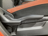 運転席にはドライバーの体型や好みに応じて前後方向だけでなく、高さの調整ができるシートリフターを装備!