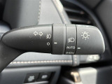 【オートライト(AUTO)】外の明るさをシステムが感知して、自動でヘッドライトが点灯します。ヘッドライトをつけ忘れを防ぐ便利機能です。