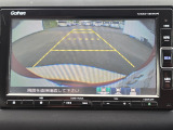 駐車時の安全確認をサポートするバックカメラも使用できます。インターナビで様々な情報を得ることもできます。