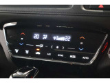 フルオートエアコンが装備されています!お好みの温度設定をするだけでエアコンの風量やモードの切り替えを自動でコントロールしてくれます!ユーザーの操作が少なく燃費走行にもつながります!