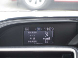 中央にはデジタルディスプレイがあり、エアコンや車の情報が表示されます!