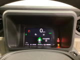 デジタル表示のスピードメーターとタコメーター、燃費やオドメーターなどの表示の他に、ホンダセンシング機能などの表示もできる多機能なマルチインフォメーション・ディスプレイです。