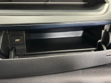 運転席側のインパネアッパーボックスは嬉しい収納!USBソケット付きでスマホの充電もできます!